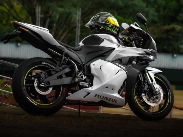 honda-cbr-250rr-gullarm-big-2