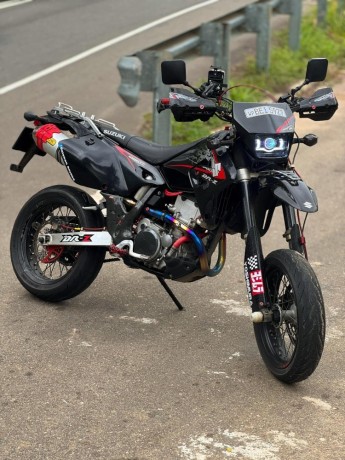 suzuki-drz400sm-2014-big-6