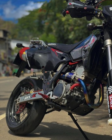 suzuki-drz400sm-2014-big-1