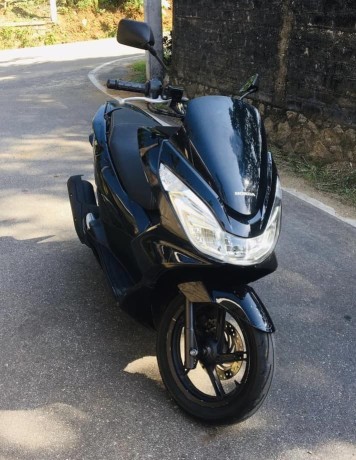 honda-pcx-2017-big-0