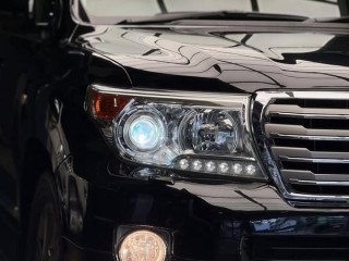 toyota-landcruiser-v8