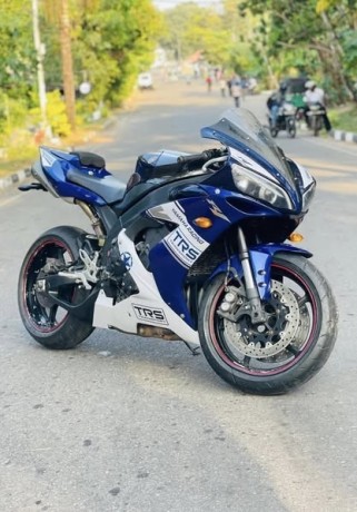 yamaha-yzf-r1-2008-big-0