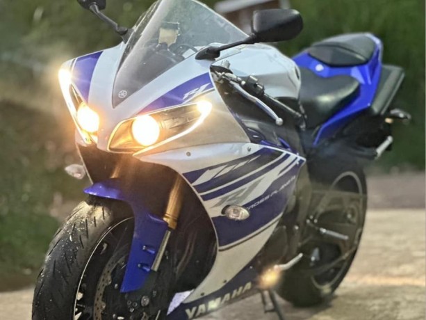 yamaha-r1-2014-led-big-1