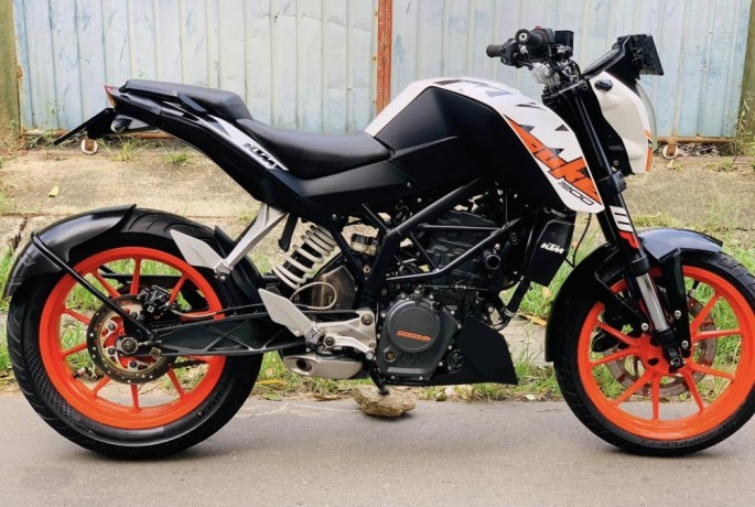 ktm-duke-200-2018-big-3