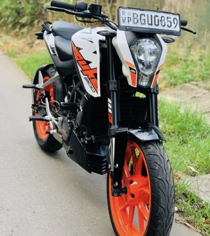 ktm-duke-200-2018-big-0