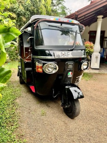 bajaj-re-big-0