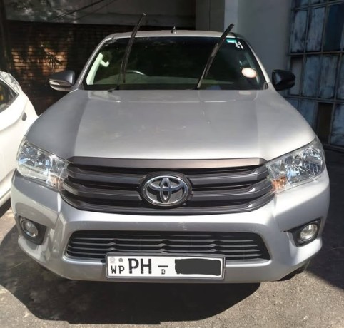 toyota-hilux-big-0