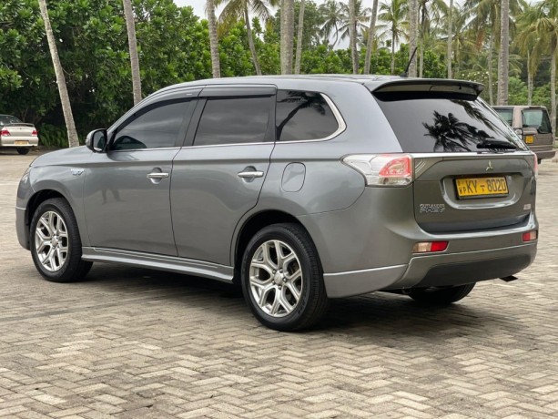 mitsubishi-outlander-phev-big-1